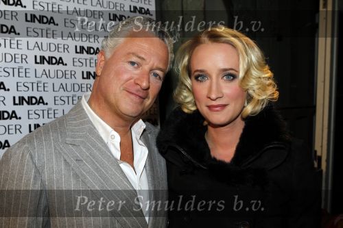 Amsterdam 10 november 2010
Presentatie boek van LINDA door Linda de Mol. Bram Moszkowicz en Eva Jinek nemen het eerste boek in ontvangst.
Peter Smulders bv