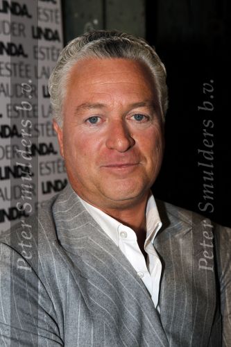 Amsterdam 10 november 2010
Presentatie boek van LINDA door Linda de Mol. Bram Moszkowicz en Eva Jinek nemen het eerste boek in ontvangst.
Peter Smulders bv