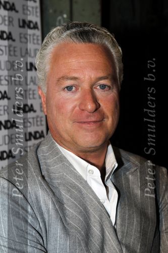 Amsterdam 10 november 2010
Presentatie boek van LINDA door Linda de Mol. Bram Moszkowicz en Eva Jinek nemen het eerste boek in ontvangst.
Peter Smulders bv