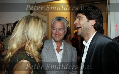 Amsterdam 10 november 2010
Presentatie boek van LINDA door Linda de Mol. Bram Moszkowicz en Eva Jinek nemen het eerste boek in ontvangst.
Peter Smulders bv