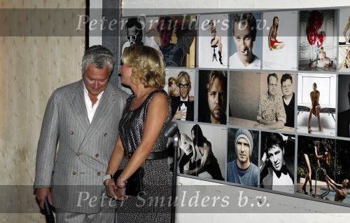 Amsterdam 10 november 2010
Presentatie boek van LINDA door Linda de Mol. Bram Moszkowicz en Eva Jinek nemen het eerste boek in ontvangst.
Peter Smulders bv