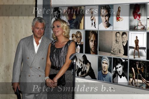 Amsterdam 10 november 2010
Presentatie boek van LINDA door Linda de Mol. Bram Moszkowicz en Eva Jinek nemen het eerste boek in ontvangst.
Peter Smulders bv