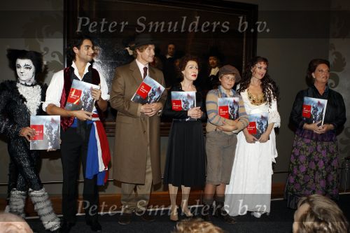 Amsterdam 8 november 2010
Presentatie van het musical boek in het stedelijk museum. Joao Paulo de Almeida Liebeth List Freek Bartels Carry Tefsen Dave Dekker Thom Hoffman en Joke de Kruijf
Peter Smulders bv