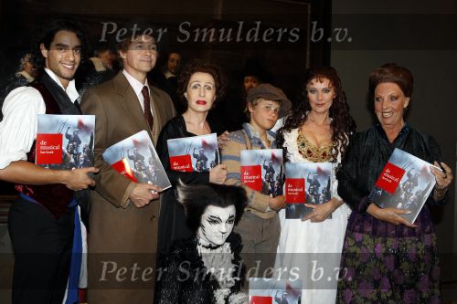Amsterdam 8 november 2010
Presentatie van het musical boek in het stedelijk museum. Joao Paulo de Almeida Liebeth List Freek Bartels Carry Tefsen Dave Dekker Thom Hoffman en Joke de Kruijf
Peter Smulders bv