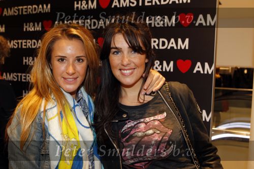Amsterdam 22 november 2010
Opening Hennes en Mauritz H&M flagship store in Amsterdam. Chantal Bles met een vriendin
Peter Smulders bv