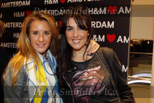 Amsterdam 22 november 2010
Opening Hennes en Mauritz H&M flagship store in Amsterdam. Chantal Bles met een vriendin
Peter Smulders bv