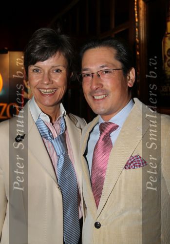 Amsterdam, 21 November 2010
Spiegeltent Palazzo. Hermand den blijker kookt met zijn staf voorBN-ers en genodigden.
Coco de Meyere met partner Kim Tjoa
Foto Peter Smulders BV