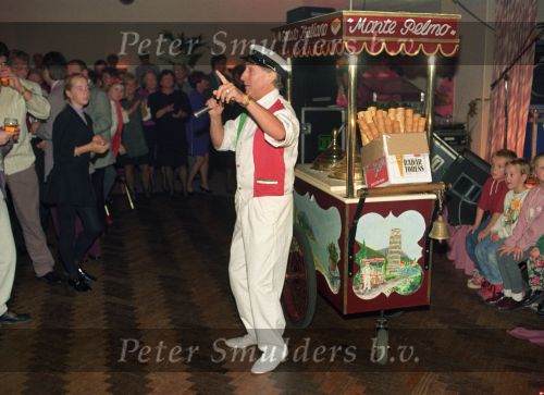 15 November 1991 De Zingende Ijscoman, Frddy Cornel bij het feest van de 50jarig Ger Lagendijk
Foto Peter Smulders BV