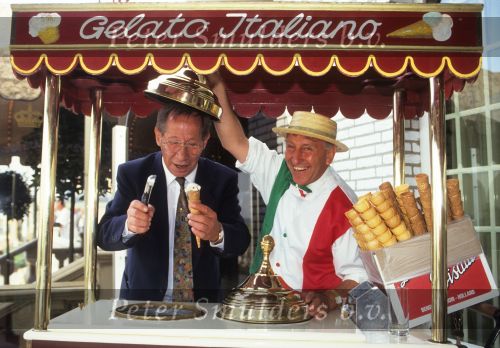 23 Augustus 1991
De Zingende Ijscoman, Freddy Cornell samen met Paul Romer
Foto Peter Smulders BV