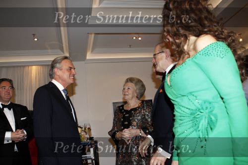 Amsterdam 28 november 2010
Opening nieuwe de la Mar theater en premiere van le cage aux falles. Joop en Janine v d Ende met Koningin Beatrix en Pieter v Vollenhoven. Met Derek de Lint
Peter Smulders bv