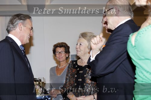 Amsterdam 28 november 2010
Opening nieuwe de la Mar theater en premiere van le cage aux falles. Joop en Janine v d Ende met Koningin Beatrix en Pieter v Vollenhoven. Met Derek de Lint
Peter Smulders bv