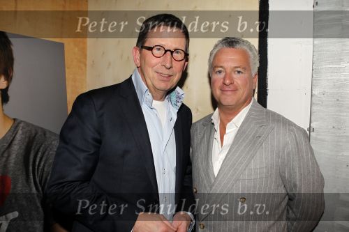 Amsterdam 10 november 2010
Presentatie boek van LINDA door Linda de Mol. Bram Moszkowicz en Eva Jinek nemen het eerste boek in ontvangst. Bram met CEO van Sanoma uitgevers Dick Molman
Peter Smulders bv