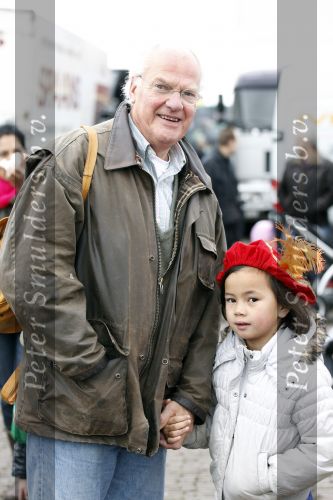 Scheveningen 13 november 2010
Prinses Maxima Prins WillemAlexander en Amalia Ariane en Alexia bij intocht sinterklaas. Dolf de Vries met kleinkind
Peter Smulders bv