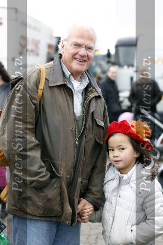 Scheveningen 13 november 2010
Prinses Maxima Prins WillemAlexander en Amalia Ariane en Alexia bij intocht sinterklaas. Dolf de Vries met kleinkind
Peter Smulders bv