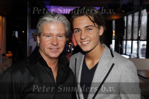 Amsterdam 7 december 2010
Presentatie boek Dries Roelvink bij la Brochette. Dries met zoon dochter en vrouw
Peter Smulders bv