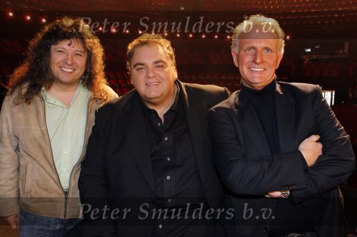 Amsterdam 8 december 2010
Peter Beense 25 jaar artiest . Hij viert dat met een concert in Carre. Emile Hartkamp en ...
Peter Smulders bv