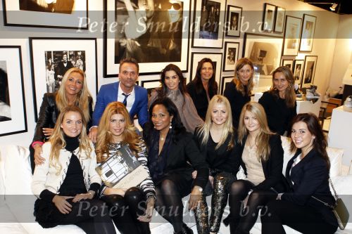 Amsterdam 16 november 2010
Presentatie nieuwe boek van Eric Kuster op de LAF beurs. Estelle Gullit reikt het uit. Eric met diverse voetbalvrouwen waaronder Estelle Gullit Rossana Kluivert Henriette Bergkamp Yvonne Winter
Peter Smulders bv