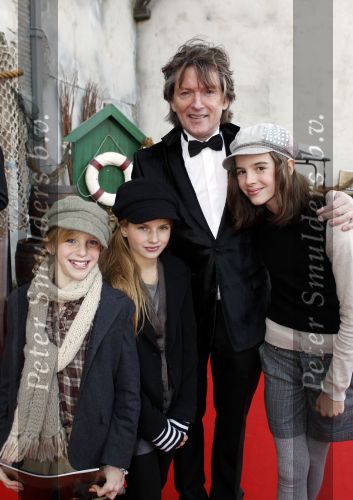 Kaatsheuvel 21 november 2010
Premiere Kruimeltje in het eftelingtheater. Erik de Zwart met dochters en nichtje (r)
Peter Smulders bv