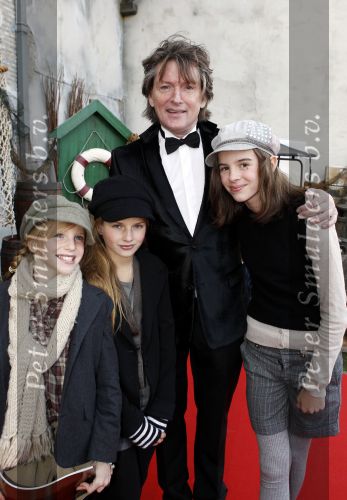 Kaatsheuvel 21 november 2010
Premiere Kruimeltje in het eftelingtheater. Erik de Zwart met dochters en nichtje (r)
Peter Smulders bv