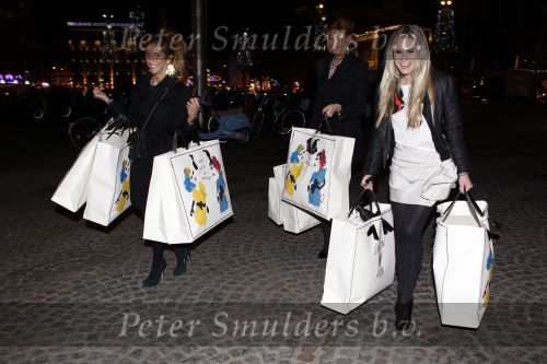 Amsterdam 22 november 2010
Opening Hennes en Mauritz H&M flagship store in Amsterdam. Estelle Gullit Nikkie Plessen en Dani Bles
Peter Smulders bv