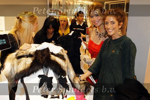 Amsterdam 22 november 2010
Opening Hennes en Mauritz H&M flagship store in Amsterdam. Estelle Gullit en Dani Bles
Peter Smulders bv