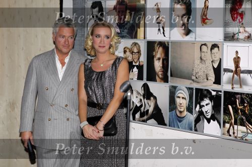 Amsterdam 10 november 2010
Presentatie boek van LINDA door Linda de Mol. Bram Moszkowicz en Eva Jinek nemen het eerste boek in ontvangst.
Peter Smulders bv
