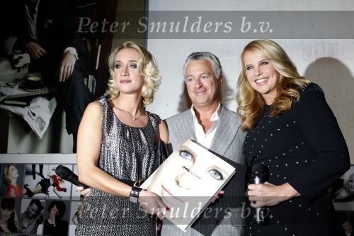 Amsterdam 10 november 2010
Presentatie boek van LINDA door Linda de Mol. Bram Moszkowicz en Eva Jinek nemen het eerste boek in ontvangst.
Peter Smulders bv