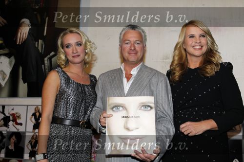 Amsterdam 10 november 2010
Presentatie boek van LINDA door Linda de Mol. Bram Moszkowicz en Eva Jinek nemen het eerste boek in ontvangst.
Peter Smulders bv