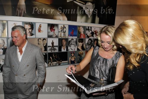 Amsterdam 10 november 2010
Presentatie boek van LINDA door Linda de Mol. Bram Moszkowicz en Eva Jinek nemen het eerste boek in ontvangst.
Peter Smulders bv