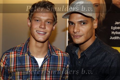 Amsterdam 29 november 2010
Premiere showbizzbaby in de meervaart. Ferry Doedens met vriend
Peter Smulders bv