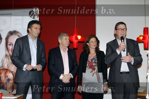Hoofddorp 7 december 2010
Presentatie Helden en bekend maken van samenwerking met Sanoma uitgevers. Dick Molman ... Frits en Barbara Barend zwanger.
Peter Smulders bv