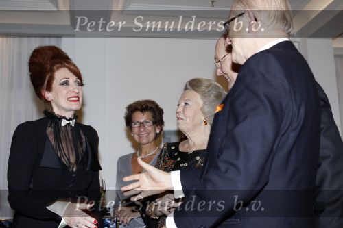 Amsterdam 28 november 2010
Opening nieuwe de la Mar theater en premiere van le cage aux falles. Joop en Janine v d Ende met Koningin Beatrix en Pieter v Vollenhoven. Met Gerrie v d Klei
Peter Smulders bv