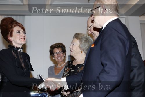 Amsterdam 28 november 2010
Opening nieuwe de la Mar theater en premiere van le cage aux falles. Joop en Janine v d Ende met Koningin Beatrix en Pieter v Vollenhoven. Met Gerrie v d Klei
Peter Smulders bv