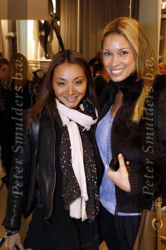 Amsterdam 22 november 2010
Opening Hennes en Mauritz H&M flagship store in Amsterdam. Gladys Celosse met een vriendin
Peter Smulders bv