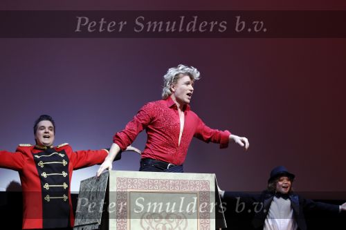 Amsterdam 21 november 2010
Premiere het Geheim in het muziektheater. Hans Klok met assistente
Peter Smulders bv