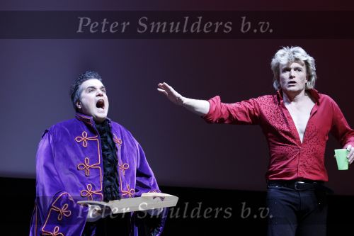 Amsterdam 21 november 2010
Premiere het Geheim in het muziektheater. Hans Klok met assistente
Peter Smulders bv