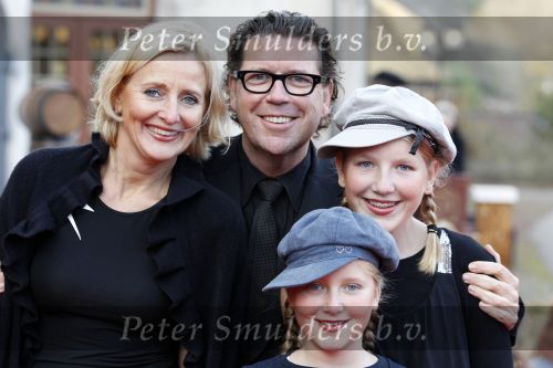 Kaatsheuvel 21 november 2010
Premiere Kruimeltje in het eftelingtheater. Henkjan Smits met vrouw en dochters
Peter Smulders bv