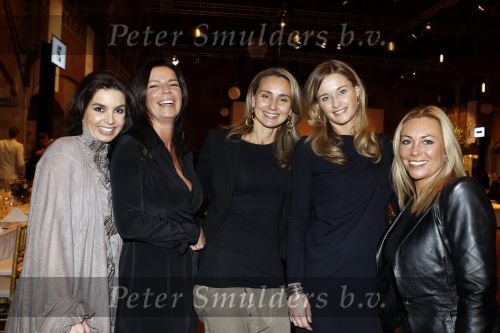 Amsterdam 16 november 2010
Presentatie nieuwe boek van Eric Kuster op de LAF beurs. Estelle Gullit reikt het uit. Rossana Kluivert vrouw Pierre v Hooijdonk Henriette Bergkamp Marieke v Bronckhorst en Yvonne Winter
Peter Smulders bv