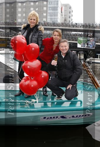 Amsterdam 18 november 2010
Doop rondvaartboot van jan Keizer en Annie Schilders bij Lovers.
Peter Smulders bv