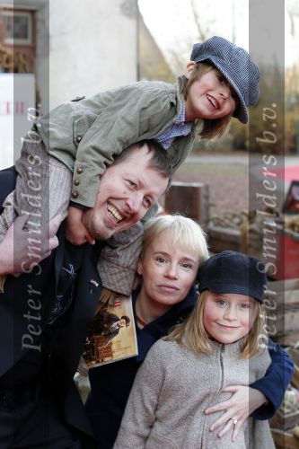 Kaatsheuvel 21 november 2010
Premiere Kruimeltje in het eftelingtheater. jan Rot met vrouw en kinderen
Peter Smulders bv