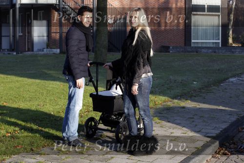 Volendam 26 november 2010
Jan Smit en Lisa buiten aan het wandelen met hun dochter Emma. Vandaag was de eerste keer dat Emma naar buiten ging.
Peter Smulders bv