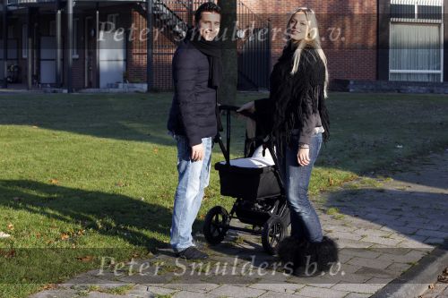 Volendam 26 november 2010
Jan Smit en Lisa buiten aan het wandelen met hun dochter Emma. Vandaag was de eerste keer dat Emma naar buiten ging.
Peter Smulders bv