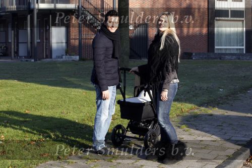 Volendam 26 november 2010
Jan Smit en Lisa buiten aan het wandelen met hun dochter Emma. Vandaag was de eerste keer dat Emma naar buiten ging.
Peter Smulders bv