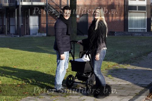 Volendam 26 november 2010
Jan Smit en Lisa buiten aan het wandelen met hun dochter Emma. Vandaag was de eerste keer dat Emma naar buiten ging.
Peter Smulders bv