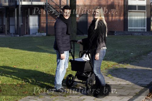 Volendam 26 november 2010
Jan Smit en Lisa buiten aan het wandelen met hun dochter Emma. Vandaag was de eerste keer dat Emma naar buiten ging.
Peter Smulders bv
