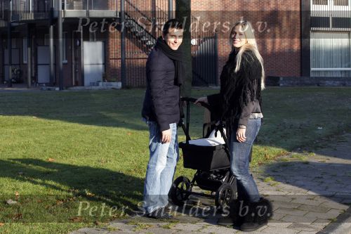 Volendam 26 november 2010
Jan Smit en Lisa buiten aan het wandelen met hun dochter Emma. Vandaag was de eerste keer dat Emma naar buiten ging.
Peter Smulders bv