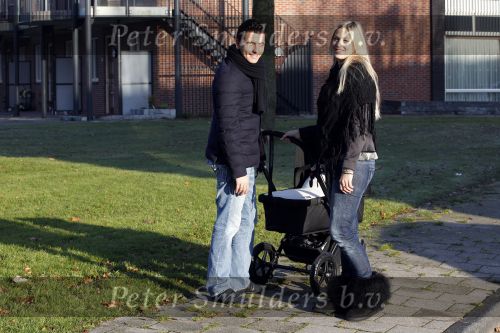Volendam 26 november 2010
Jan Smit en Lisa buiten aan het wandelen met hun dochter Emma. Vandaag was de eerste keer dat Emma naar buiten ging.
Peter Smulders bv