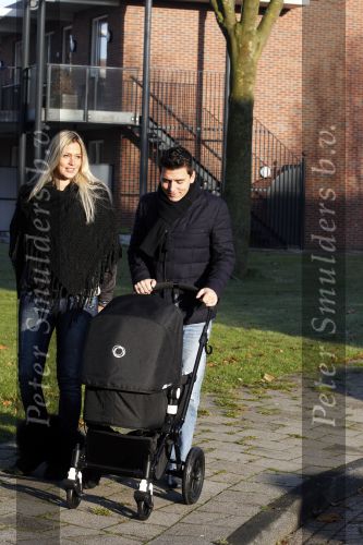 Volendam 26 november 2010
Jan Smit en Lisa buiten aan het wandelen met hun dochter Emma. Vandaag was de eerste keer dat Emma naar buiten ging.
Peter Smulders bv