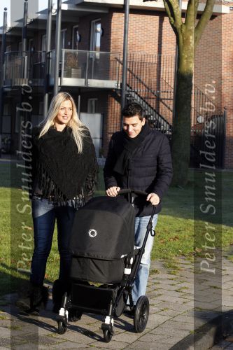 Volendam 26 november 2010
Jan Smit en Lisa buiten aan het wandelen met hun dochter Emma. Vandaag was de eerste keer dat Emma naar buiten ging.
Peter Smulders bv