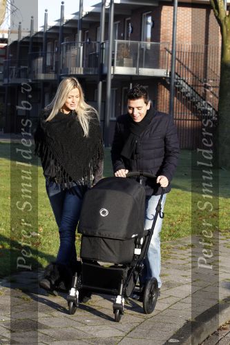 Volendam 26 november 2010
Jan Smit en Lisa buiten aan het wandelen met hun dochter Emma. Vandaag was de eerste keer dat Emma naar buiten ging.
Peter Smulders bv